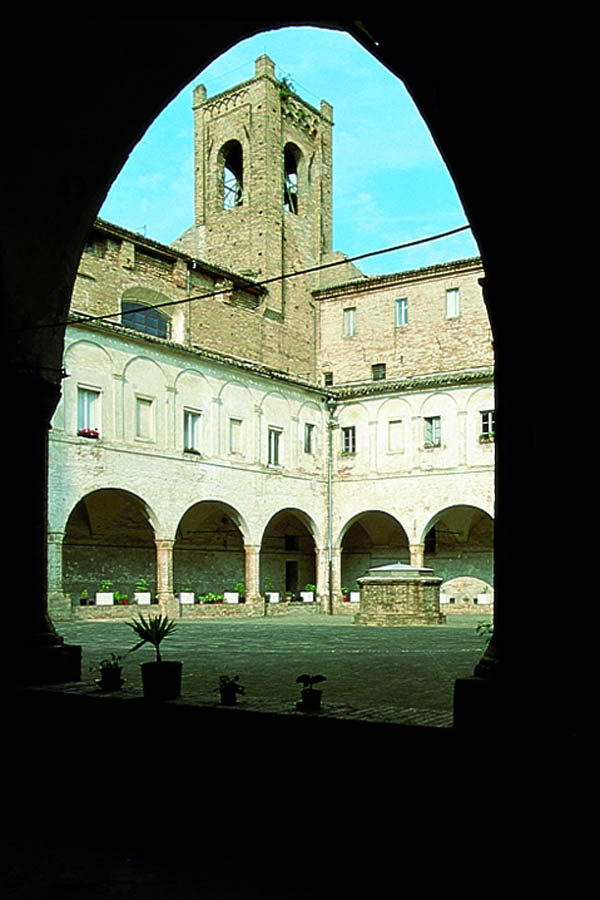 Recanati La torre del Passero solitario - campanile di Sant'Agostino © Regione Marche