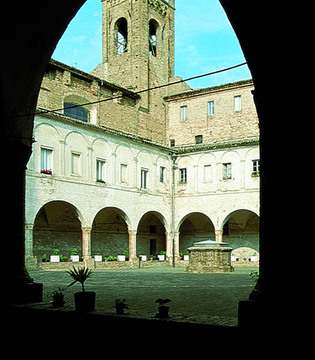 Recanati La torre del Passero solitario - campanile di Sant'Agostino © Regione Marche