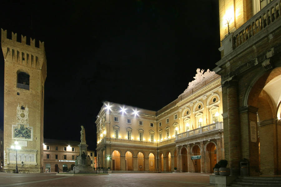 Recanati Piazza Leopardi © Michele Camilloni, Fotolia.com