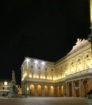 Recanati Piazza Leopardi © Michele Camilloni, Fotolia.com