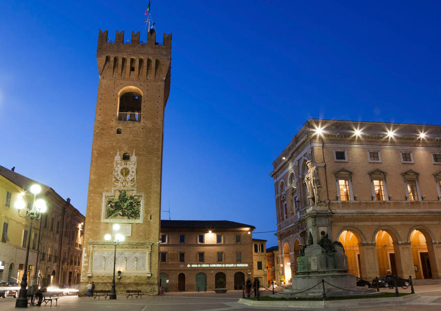 Recanati Piazza Leopardi © Pesca, Fotolia.com
