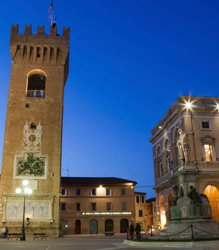 Recanati Piazza Leopardi © Pesca, Fotolia.com