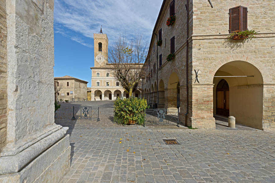 Cingoli Piazza Vittorio Emanuele II a Cingoli © Regione Marche, foto Renato Gatta