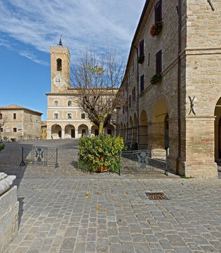 Cingoli Piazza Vittorio Emanuele II a Cingoli © Regione Marche, foto Renato Gatta