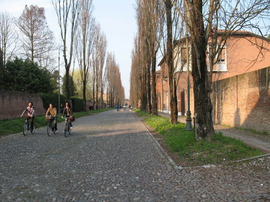 Ferrara Corso Ercole I d'Este verso Porta degli Angeli © Archivio Provincia di Ferrara / foto di Milko Marchetti