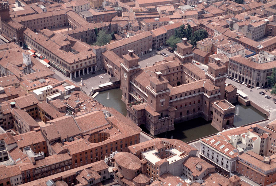 Ferrara Veduta aerea del Castello Estense © Archivio Provincia di Ferrara / foto di Massimo Baraldi
