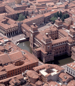 Ferrara Veduta aerea del Castello Estense © Archivio Provincia di Ferrara / foto di Massimo Baraldi
