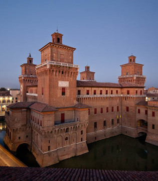 Ferrara Castello Estense © Archivio Provincia di Ferrara / foto di Luca Gavagna