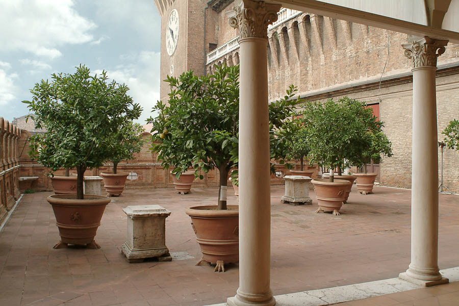 Ferrara Castello Estense, il Giardino degli Aranci © Archivio Provincia di Ferrara / foto di Massimo Baraldi