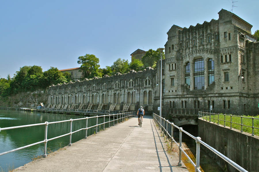 L'Adda a Trezzo, veduta con la Centrale elettrica Taccani ©Cinzia Rando