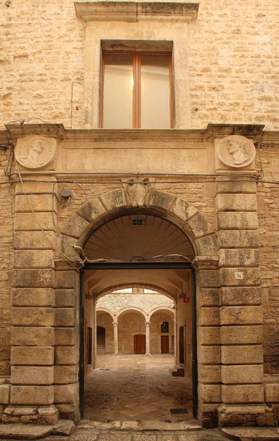 Bitonto Palazzo Sylos Calò, portale d'accesso © Viaggiareinpuglia.it, foto Galleria naz. Puglia