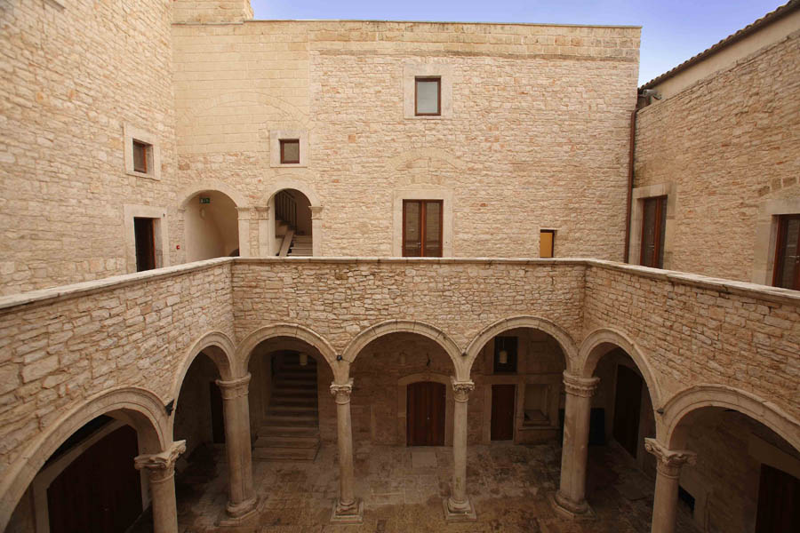 Bitonto Palazzo Sylos Calò, cortile © Viaggiareinpuglia.it, foto Galleria naz. Puglia