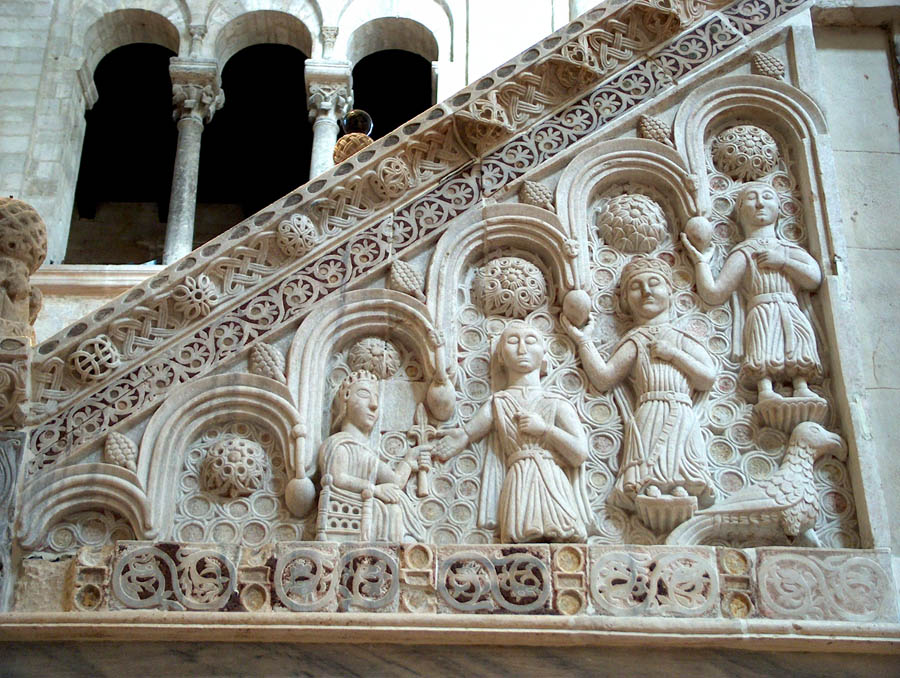 Bitonto Cattedrale di Bitonto, lastra scolpita sul fianco laterale dell'ambone © Ulixes s.c.s., foto Nicola Bastiani