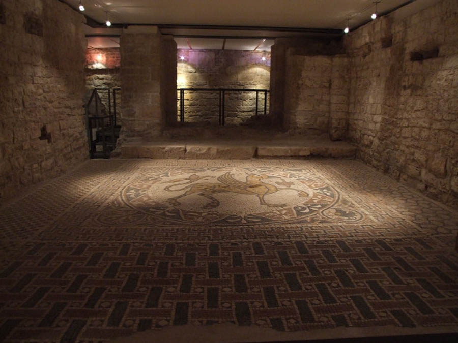 Bitonto Cattedrale di Bitonto, il mosaico del grifone nel succorpo © Ulixes s.c.s., foto Nicola Bastiani