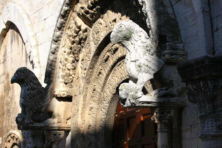 Ruvo di Puglia Cattedrale di Ruvo di Puglia, i grifoni del portale © Viaggiareinpuglia.it, foto Carlos Solito