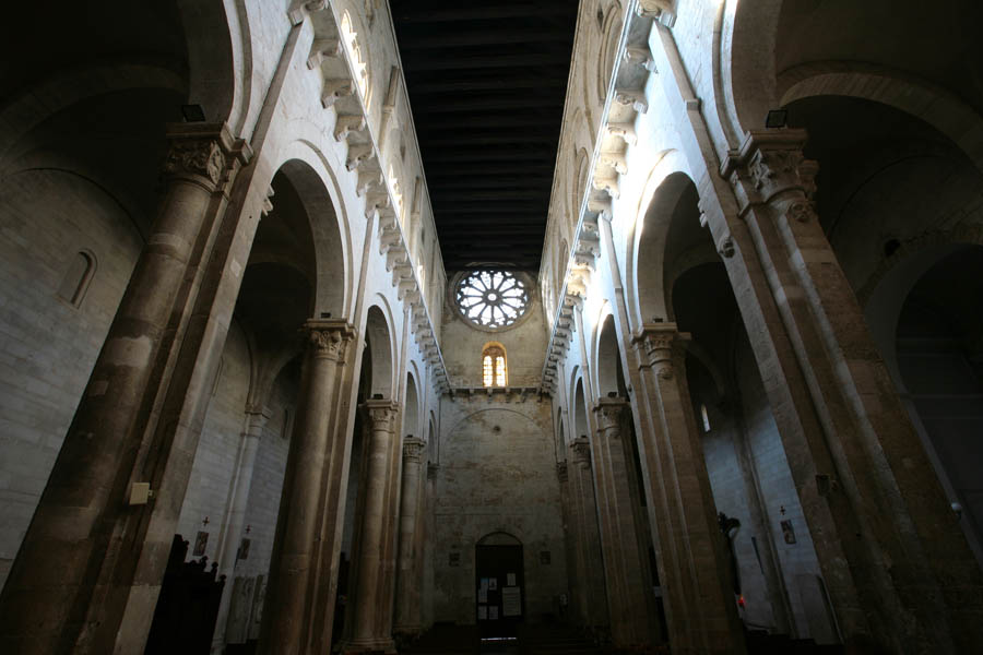 Ruvo di Puglia Cattedrale di Ruvo di Puglia, navata centrale © Viaggiareinpuglia.it, foto Carlos Solito