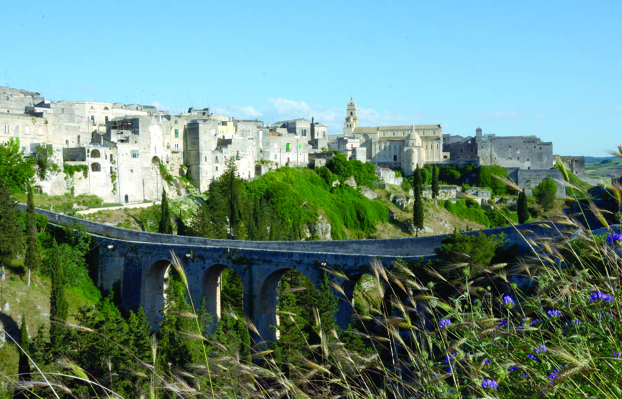 Gravina Il ponte-acquedotto sul torrente e, sullo sfondo, la Cattedrale © Marcello Benevento