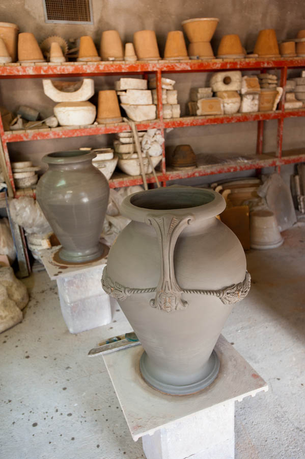 Impruneta Fornace Masini, lavorazione di un orcio prima della cottura © Fabrizio Ardito