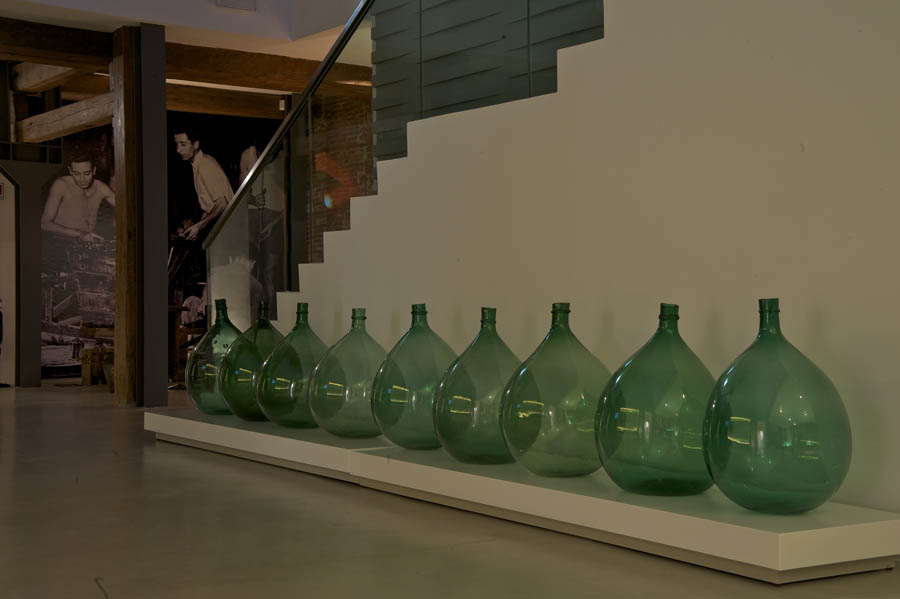 Empoli Museo del vetro, contenitori per vino e olio © Museo del vetro, Nicolò Orsi Battaglini