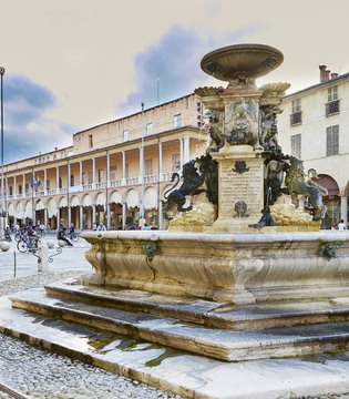 Faenza La fontana di Piazza © Fiorenza Cicogna