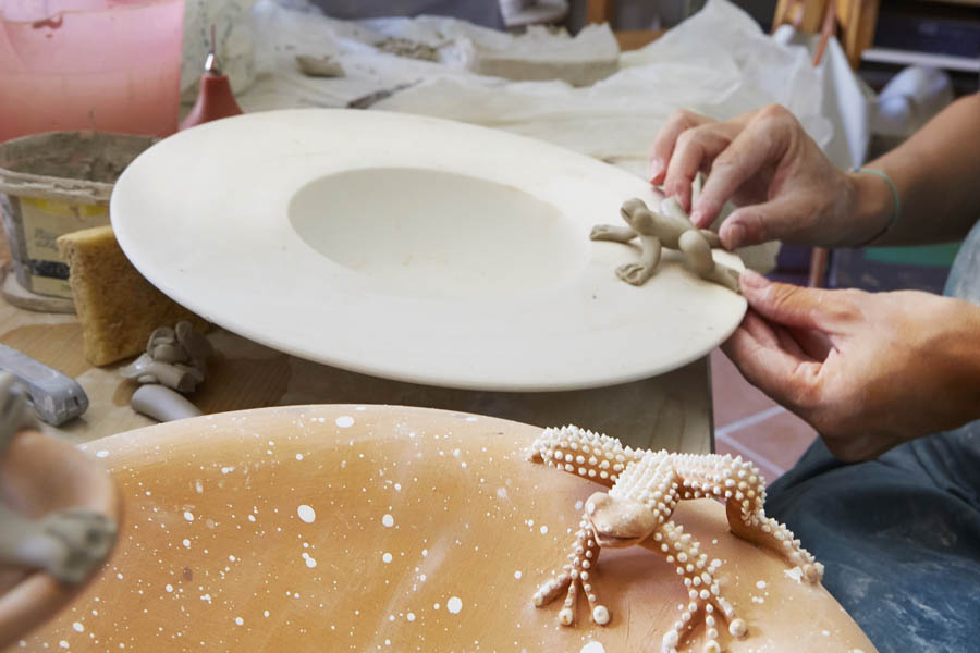 Faenza Lavorazione della ceramica nel laboratorio di Mirta Morigi © Fiorenza Cicogna