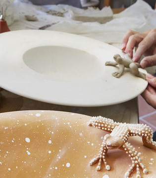 Faenza Lavorazione della ceramica nel laboratorio di Mirta Morigi © Fiorenza Cicogna