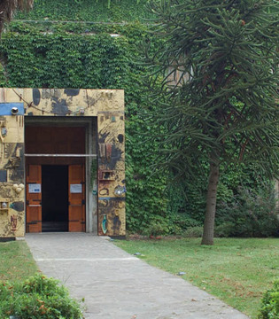 Faenza Portale di Paladino all'ingresso del MIC-Museo Internazionale delle Ceramiche © Archivio MIC