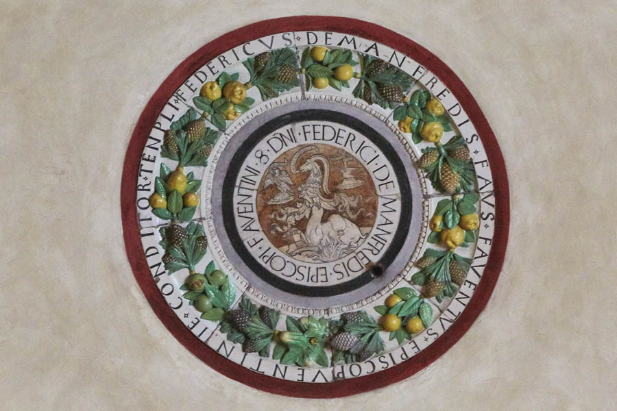 Faenza Cattedrale, tondo in maiolica dei Della Robbia © Fiorenza Cicogna
