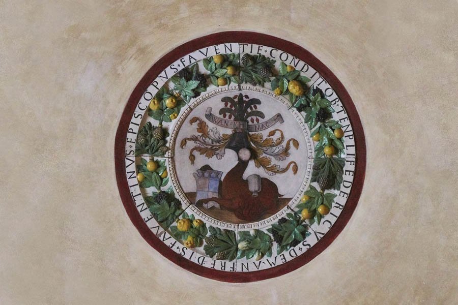 Faenza Cattedrale, tondo in maiolica dei Della Robbia © Fiorenza Cicogna