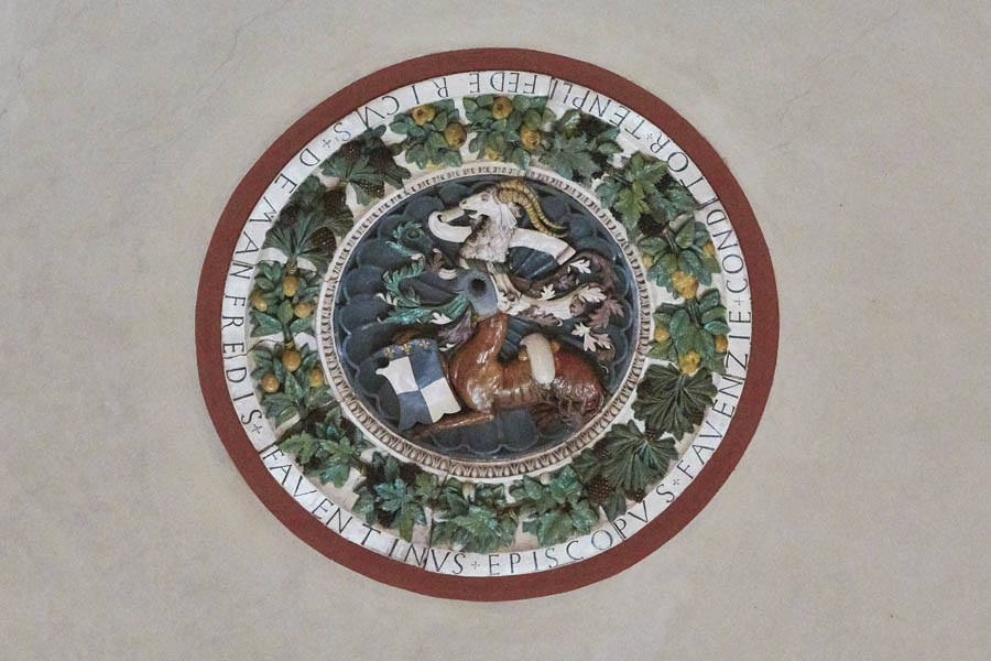 Faenza Cattedrale, tondo in maiolica dei Della Robbia © Fiorenza Cicogna