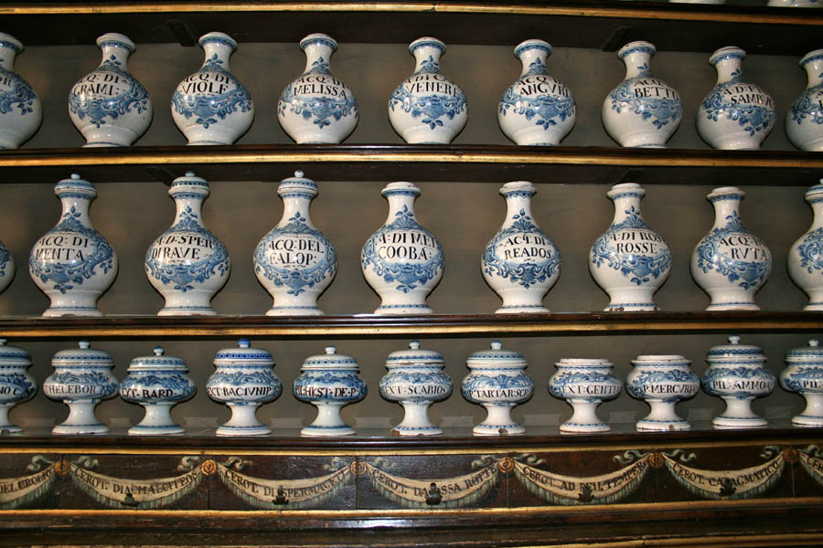 Imola Vasi d'epoca in maiolica dell'antica Farmacia dell'Ospedale © Cinzia Rando