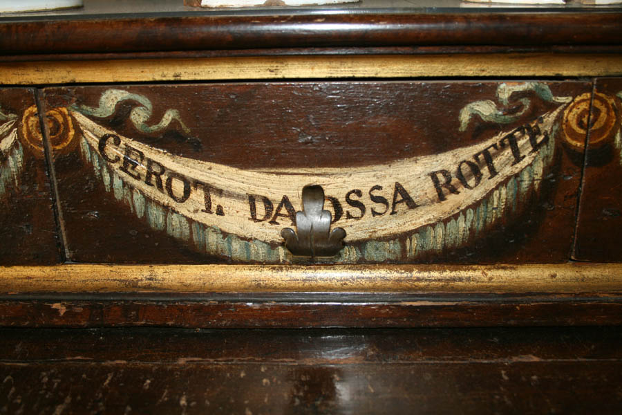 Imola Mobili in legno dipinto dell'antica Farmacia dellu'Ospedale © Cinzia Rando