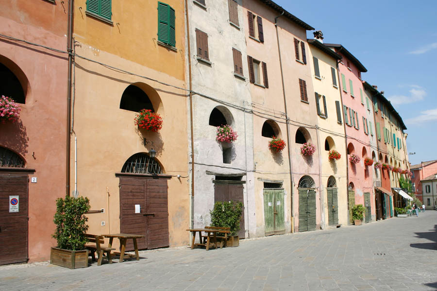 Brisighella Le case colorate del centro storico © Alessandro Leporesi
