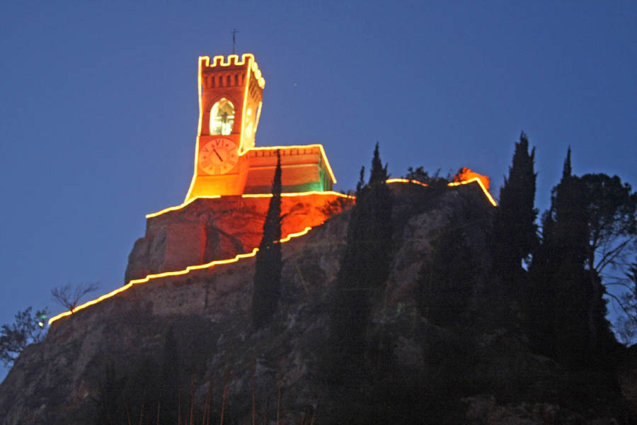 Brisighella La Torre dell'Orologio illuminata a festa © Alessandro Leporesi