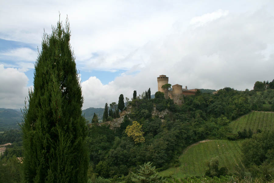 Brisighella Veduta della Rocca tra la vegetazione © Fiorenza Cicogna