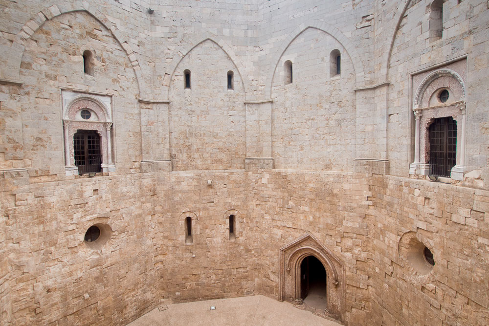Andria Castel del Monte, cortile interno © Natalino Russo