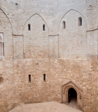 Andria Castel del Monte, cortile interno © Natalino Russo
