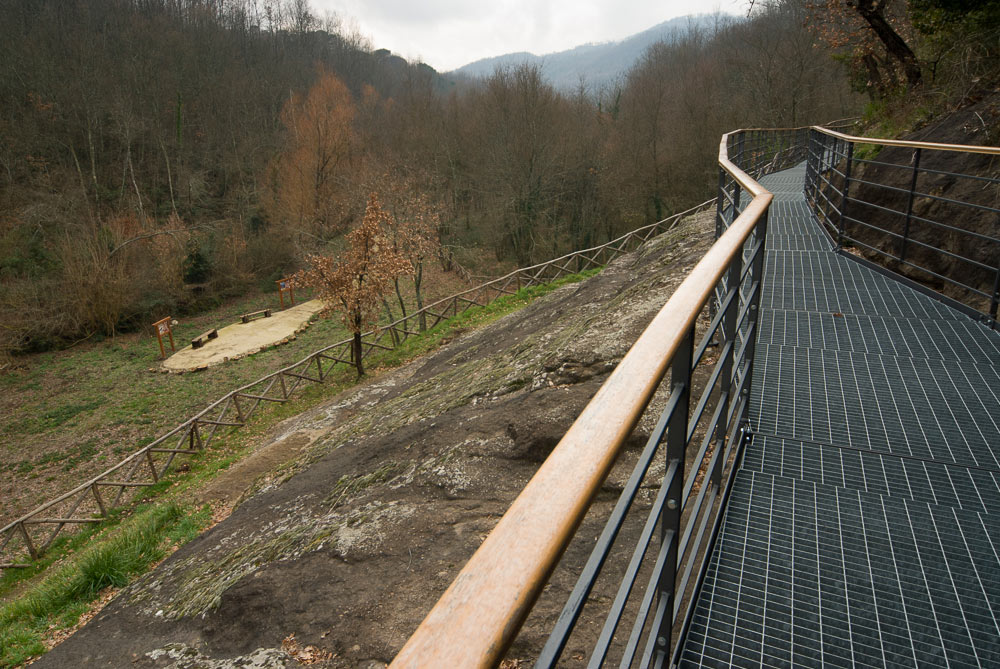 Tora e Piccilli Passerella metallica sul sito delle Ciampate del Diavolo ©Natalino Russo