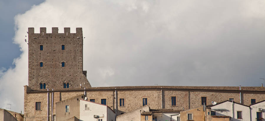 Pietramontecorvino Palazzo Ducale e torre normanna © Viaggiareinpuglia.it. Foto WildRatFilm