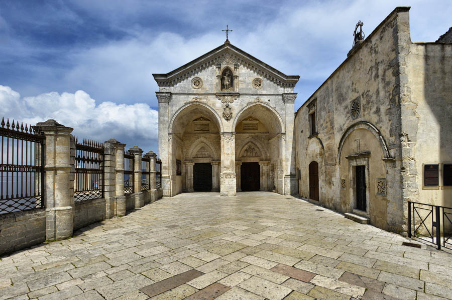 Monte Sant'Angelo Atrio del santuario di San Michele arcangelo © Viaggiareinpuglia.it. Foto Franco Cappellari