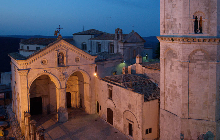 Monte Sant'Angelo Veduta dall'alto del santuario di San Michele arcangelo e del campanile © Viaggiareinpuglia.it. Foto Carlo Elmiro Bevilacqua