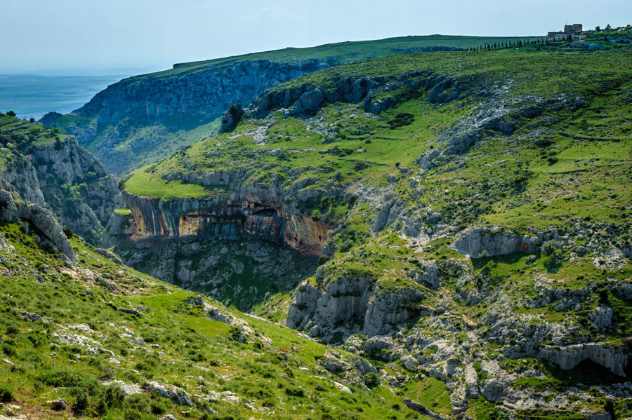 Abbazia di Santa Maria di Pulsano Panorama sugli eremi © Viaggiareinpuglia.it. Foto Vanda Biffani