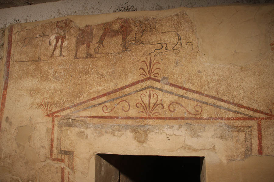 Canosa di Puglia Ipogeo del Cerbero, dettaglio con affresco © Fondazione Archeologica Canosina. Foto Mariangela Intraversato