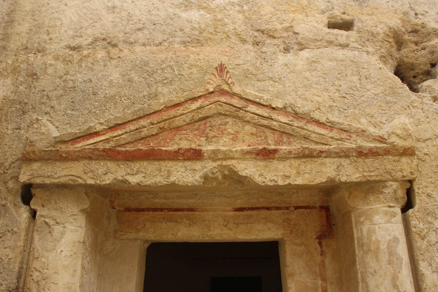 Canosa di Puglia Ipogeo Varrese, particolare del timpano scolpito e affrescato © Fondazione Archeologica Canosina. Foto Mariangela Intraversato