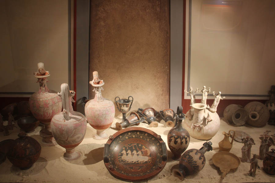 Canosa di Puglia Palazzo Sinesi, ceramiche daune dall'ipogeo Varrese © Fondazione Archeologica Canosina. Foto Mariangela Intraversato