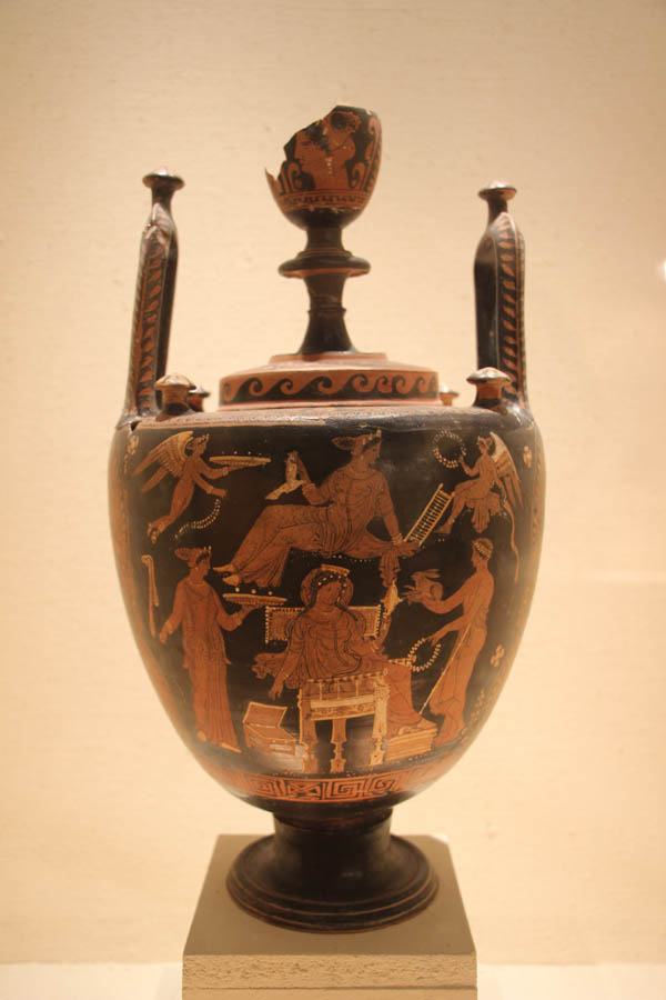 Canosa di Puglia Lebete del IV-III secolo a.C. © Fondazione Archeologica Canosina. Foto Mariangela Intraversato