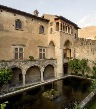 Lauro Castello Lancellotti, la grande vasca nel secondo cortile © Natalino Russo
