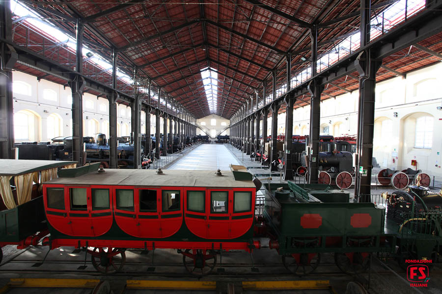 Portici Museo nazionale ferroviario di Pietrarsa, vetture d'epoca in uno dei padiglioni © Museo Nazionale Ferroviario di Pietrarsa