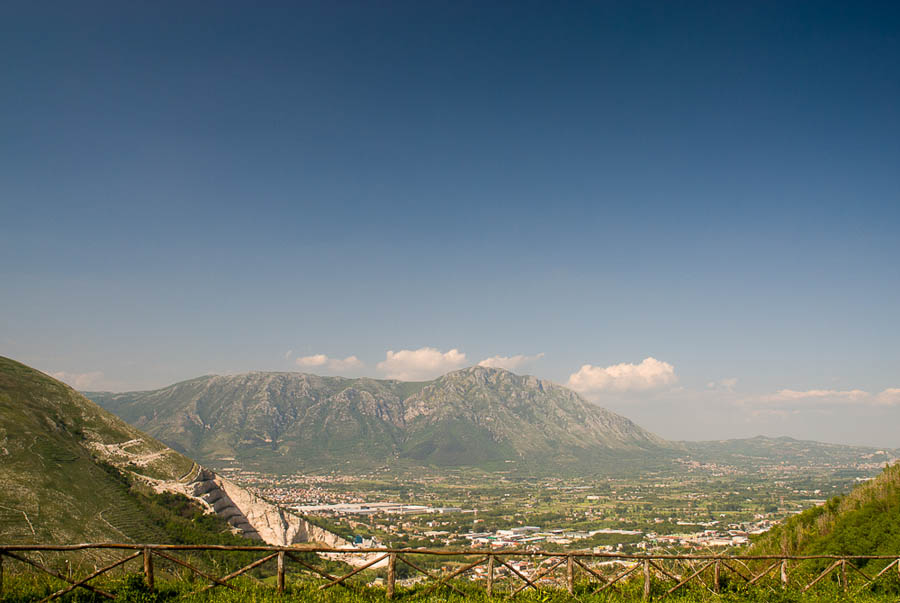 Montesarchio La valle caudina, sito delle Forche Caudine, sullo sfondo il monte Taburno © Natalino Russo