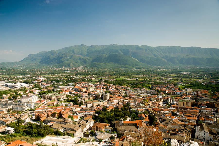 Montesarchio L'abitato di Montesarchio visto dal castello, con le montagne del Sannio sullo sfondo © Natalino Russo